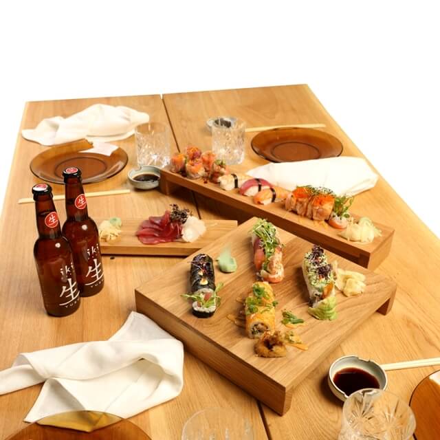 opdækket-bord-med-sushi-på-skærebræt