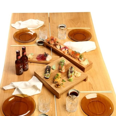plankebord med sushi